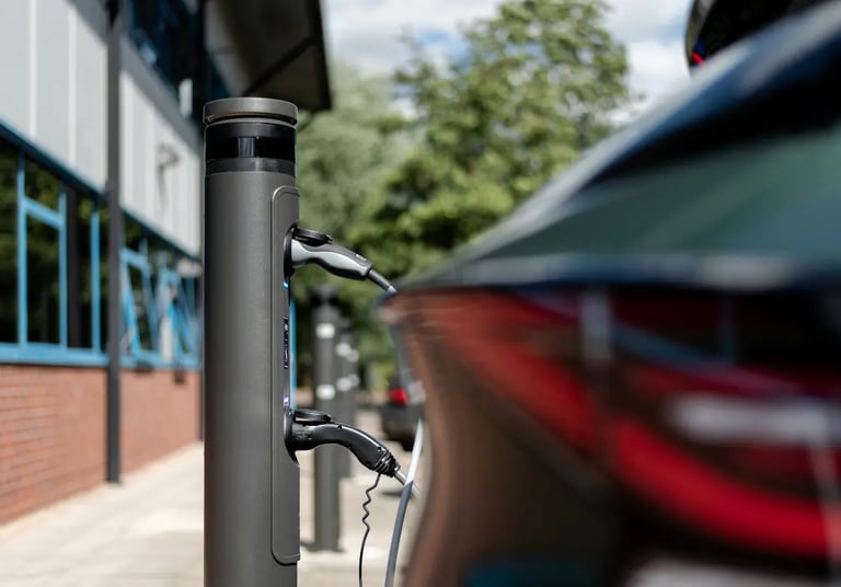 Installation de bornes de recharge commerciales avec bollards de protection pour stationnemt à MTL