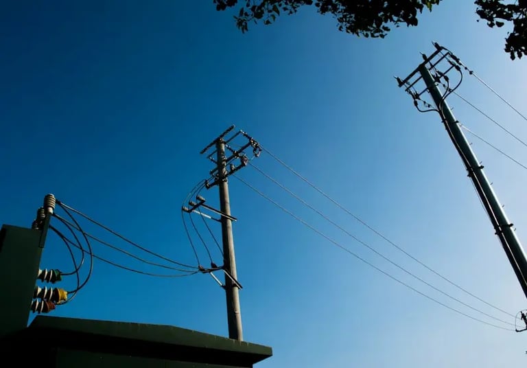 Réparation de mât électrique et installation d'entrée aérienne pour maison à Montréal.
