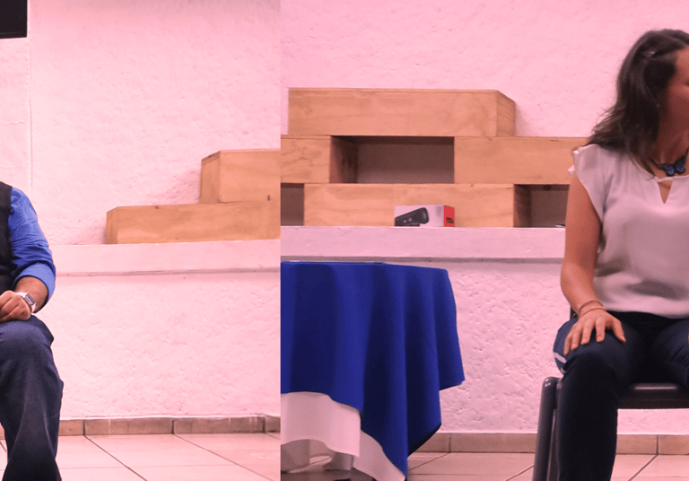 Líder profesional participando en una sesión one-to-one de constelaciones sistémicas para potenciar