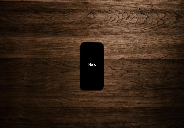 Iphone avec le mot hello en fond d'écran noir