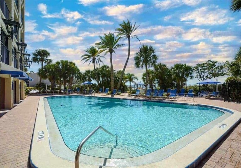 El presidente pool and beach