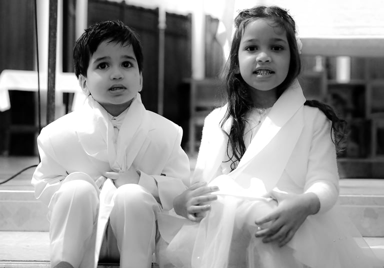Photographe baptême Val-de-Marne – portrait enfant en robe de cérémonie