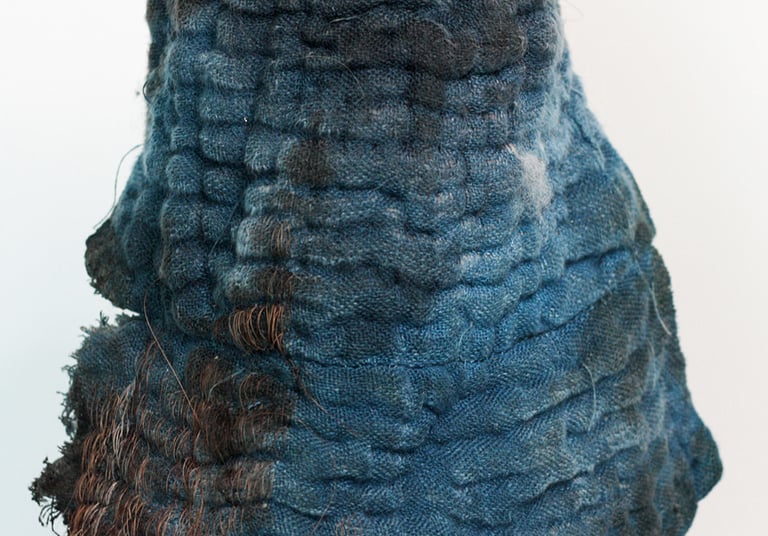 karine-nguyen-van-tham-coiffe, HUMUS, indigo, sculpture textile et broderie de crin de cheval