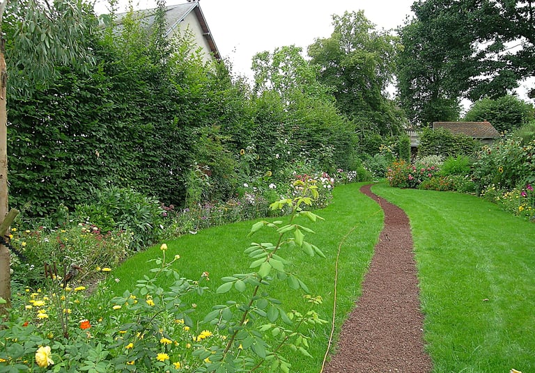 Jardin en longueur - allée justifiée par un massif