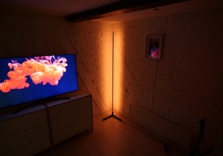 led-kampinė-lempa-sviestuvas