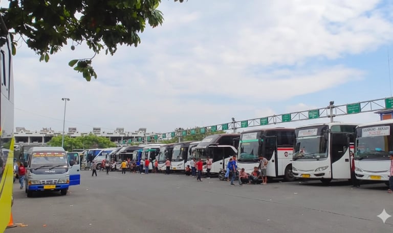 suasana terminal bus transportasi ke pangalengan dari jakarta
