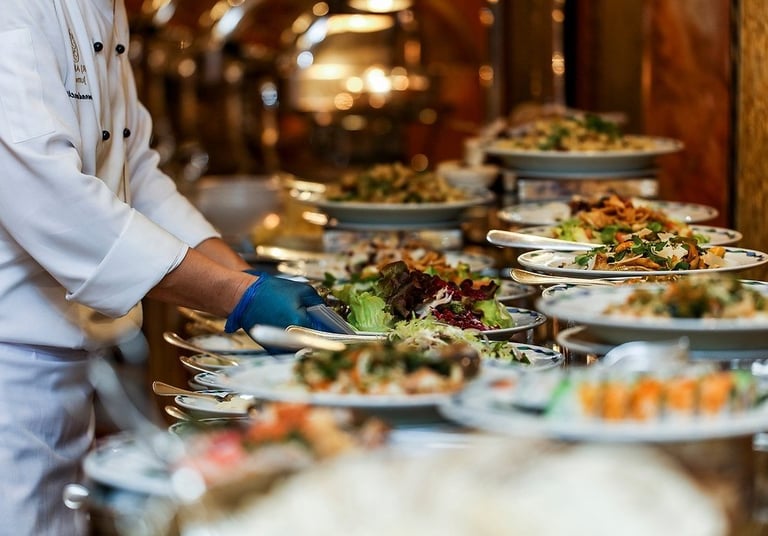 Chef de cozinha fazendo avaliação de pratos buffet qualitycon
