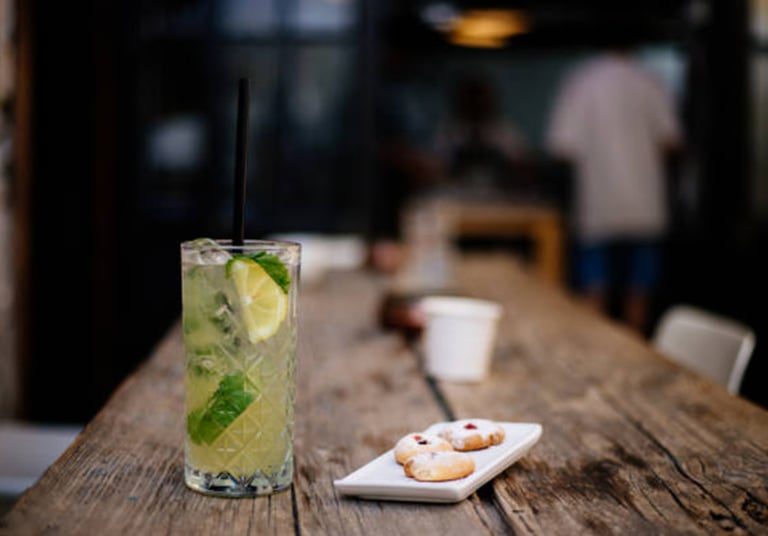 mojito, verre highball sur table de bois