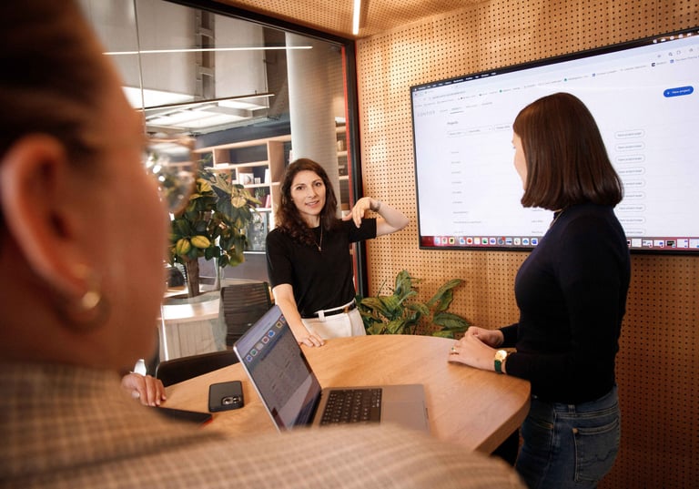 Verslo portretai,  prefesionalios foto paslaugos, linkedin nuotraukos, darbuotojų, komercinė fotosesija. fotografas Vilniuje