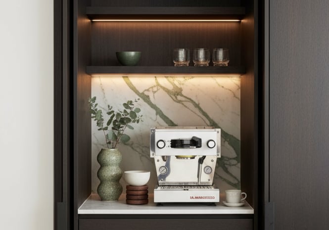 Mueble de cocina con desayunador y cafetera