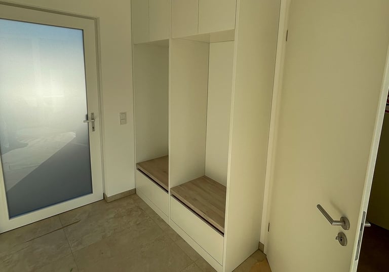 Einbauschrank mit Sitzmöglichkeit und einer Schublade unter den Sitzen. Vom Tischler Hergestellt