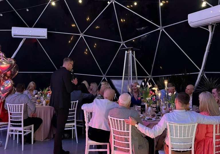 Renginių vedėjas Arjuš Kuranovič veda gimtadienio šventę