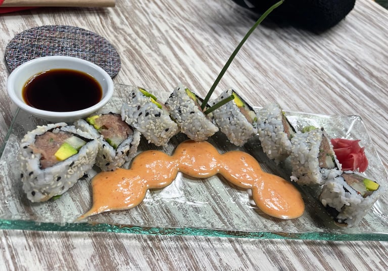 Spicy Tuna Rolls au Clear Café à Ubud – rouleaux de thon épicés à l’avocat et concombre