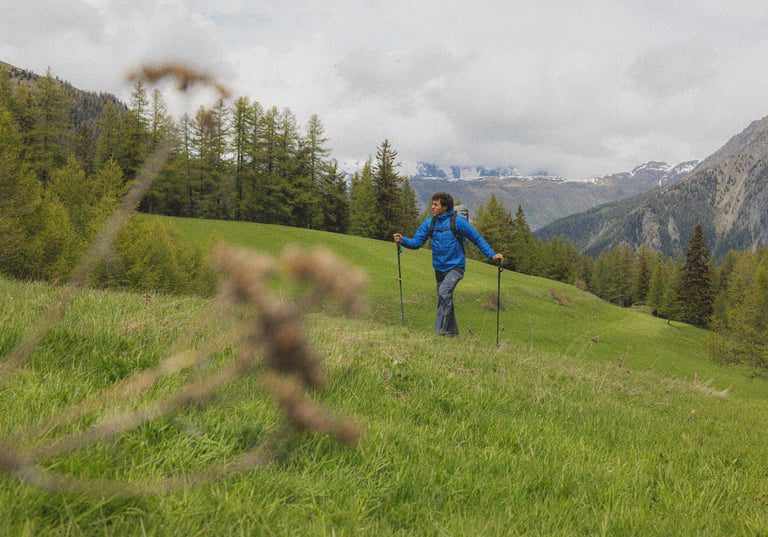 TREKKING GIORNALIERO IN VALLE D'AOSTA - PERSONA CHE CAMMINA IN MONTAGNA