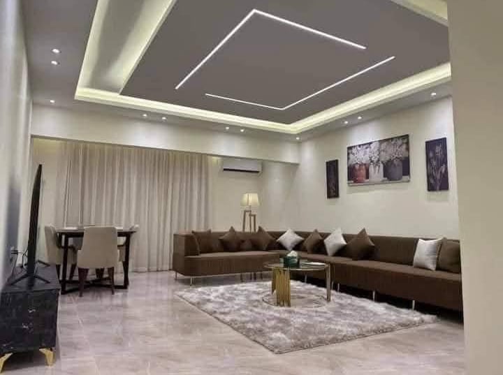 ديكورات مجالس رجال -معلم دهانات الدمام-كراسي خشبية داخل صالة
