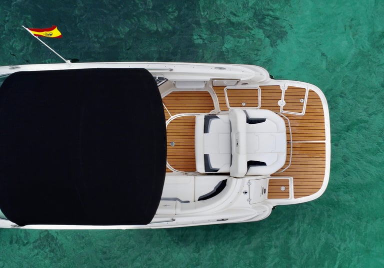 Freizeitboot mit Sonnendeck entlang der Küste von Mallorca