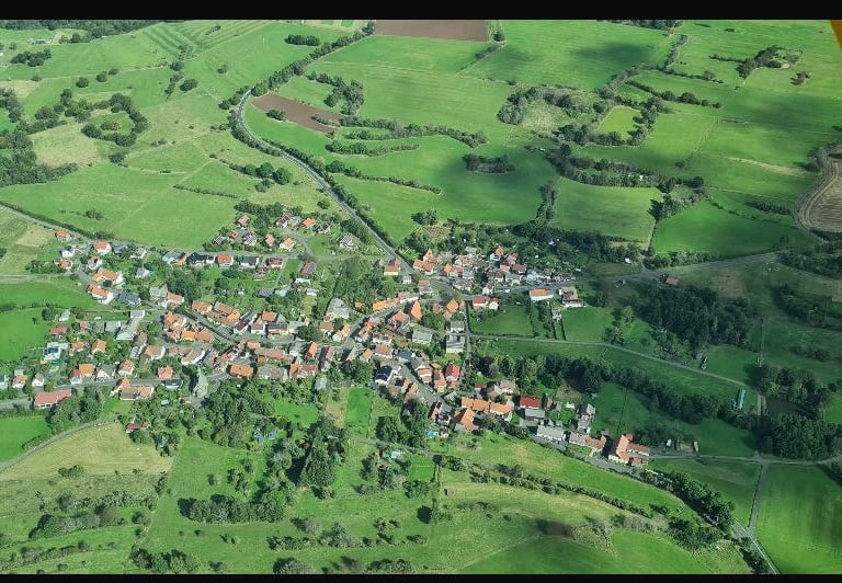 Luftaufnahme des Örtchens Helpershain im Grünen