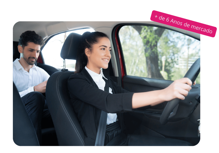 Motorista do aplicativo Apktem transportes conduzindo passageiro com segurança.