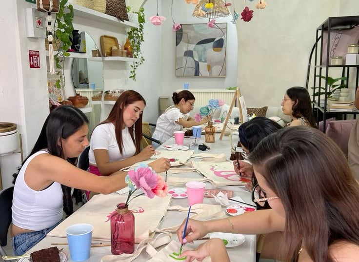 "Espacio de taller en Ethereal decorado para una experiencia artística."