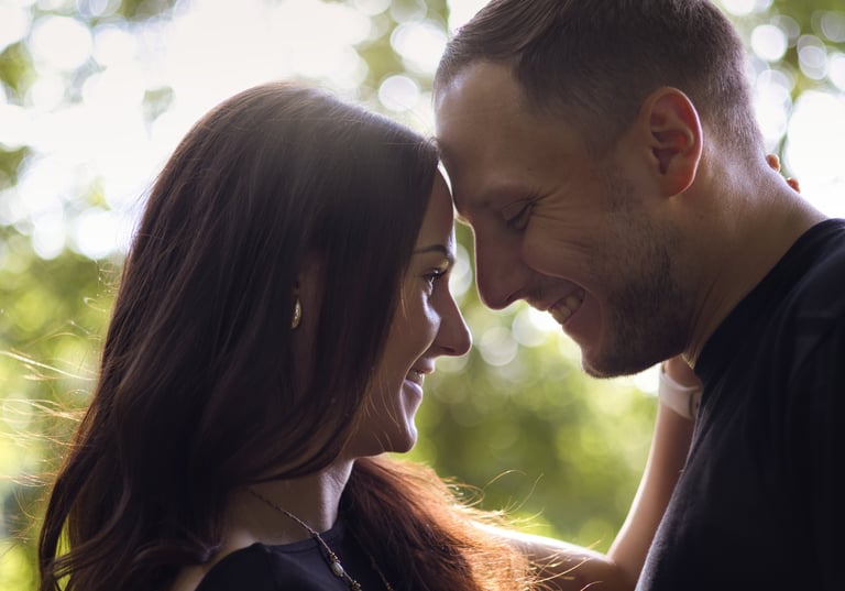 Verlobungshooting Rödental: Zärtlicher Moment Stirn an Stirn voller Vertrautheit.