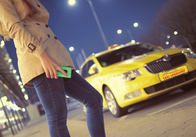 une cliente de taxi avec un téléphone et un taxi de côté