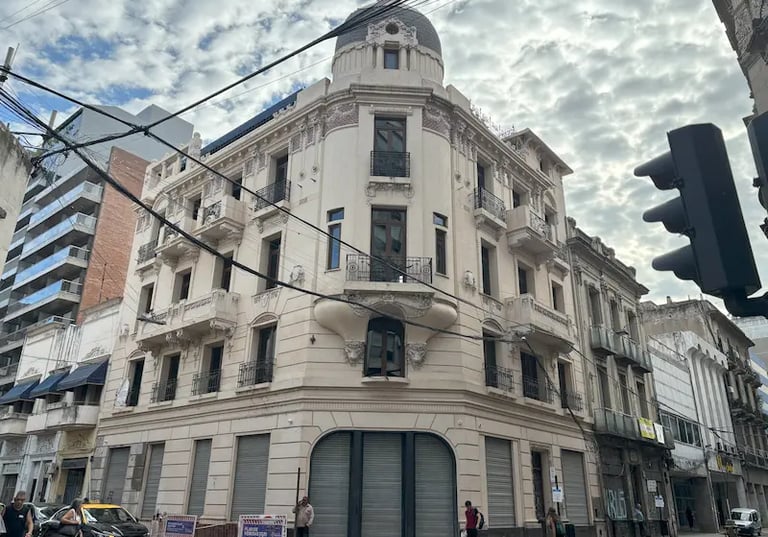 Fachada restaurada por Almapiedra del edificio de valor patrimonial de la Casa Censi, Rosario.