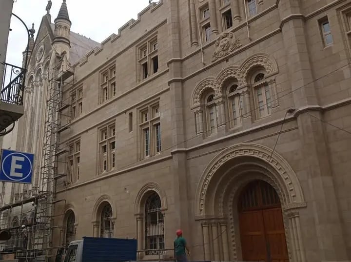 Fachada de la Facultad de Humanidades y Artes de Rosario restaurada por Almapiedra.