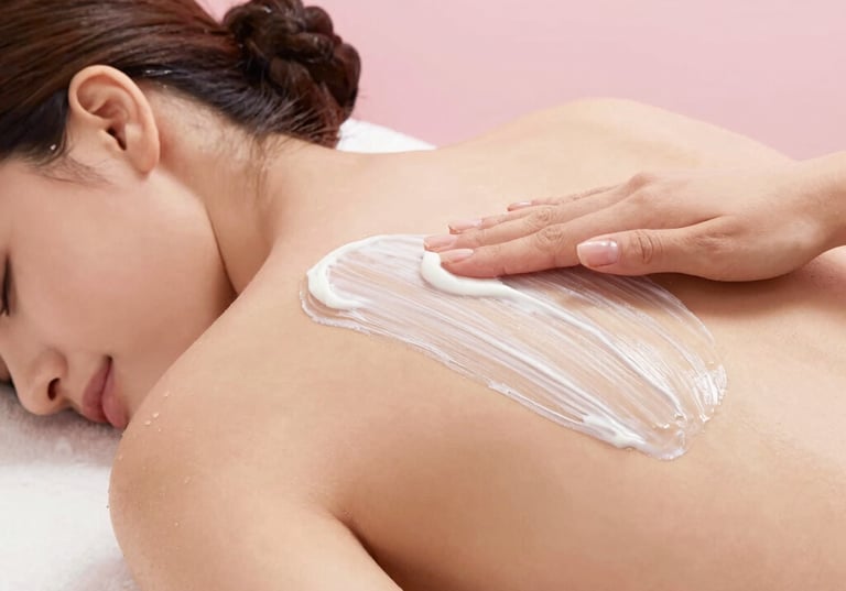 Femme recevant un soin du corps par une esthéticienne professionnelle - Glow By Tyfene