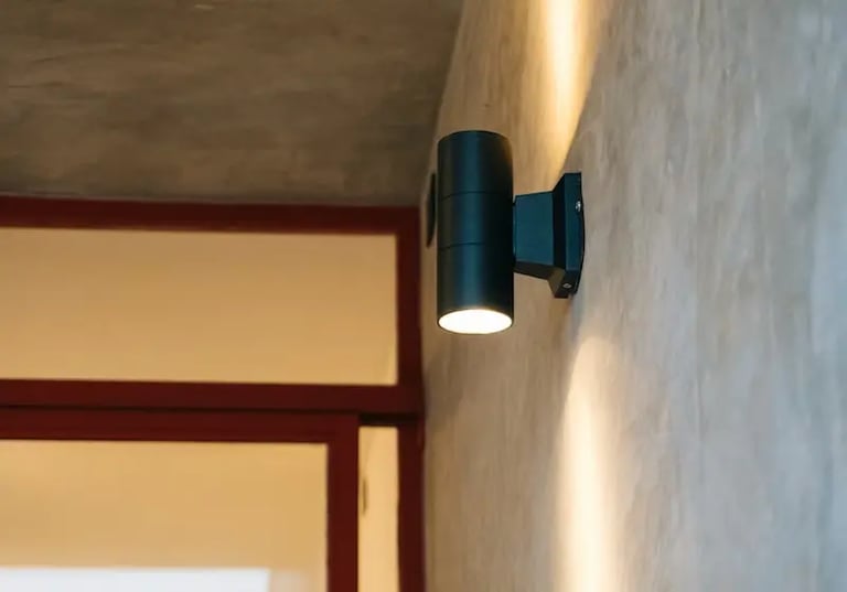 Systèmes d'éclairage extérieur et de sécurité pour cours et façades à Candiac.