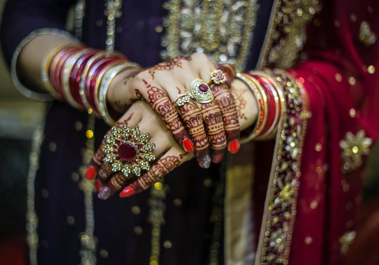Imagem mostrando as mãos de uma indiana, com pinturas de henna 