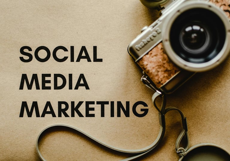Imagem com as palavra social. media e marketing