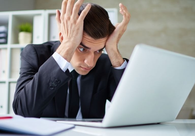 verzweifelnder Mitarbeiter