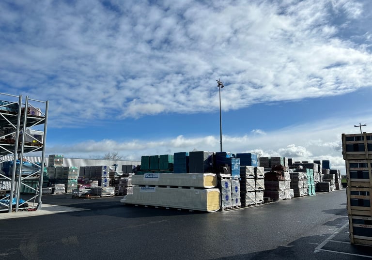 stock de matériaux de couverture sur le parc exterieure
