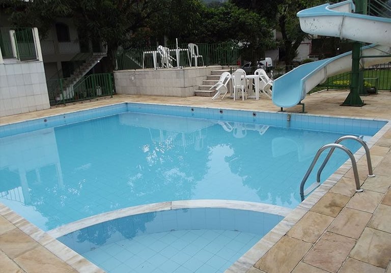 Piscina com tobo-água