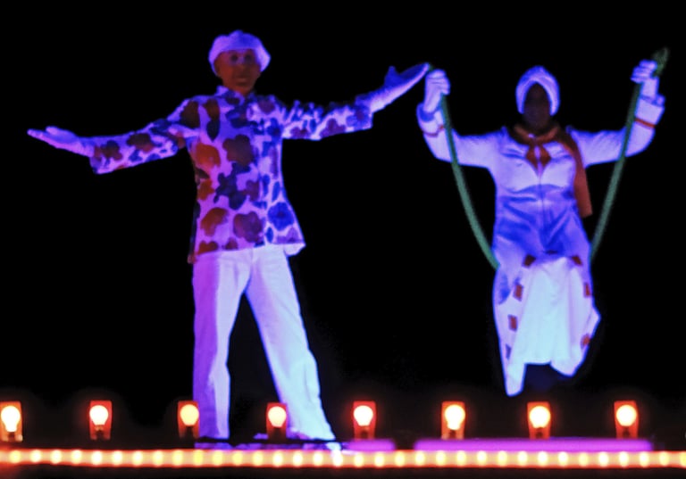 theatre-noir-magicienne-se-balance-dans-les-airs