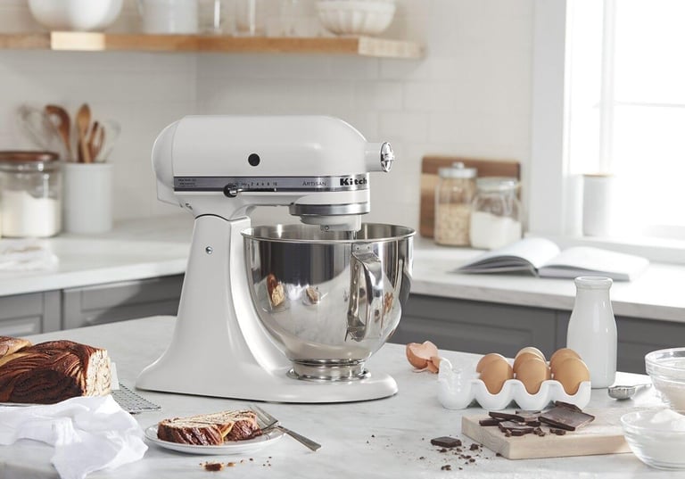 KitchenAid Artisan Series 5-quart tilt-head stand mixer KSM150PS in Milkshake with stainless steel