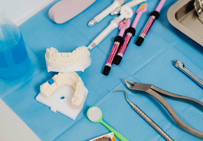 Mesa de trabajo dental con herramientas dentales y molde de prótesis