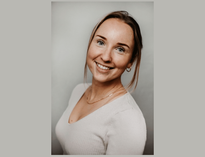 Een vrouw met een lach op haar gezicht