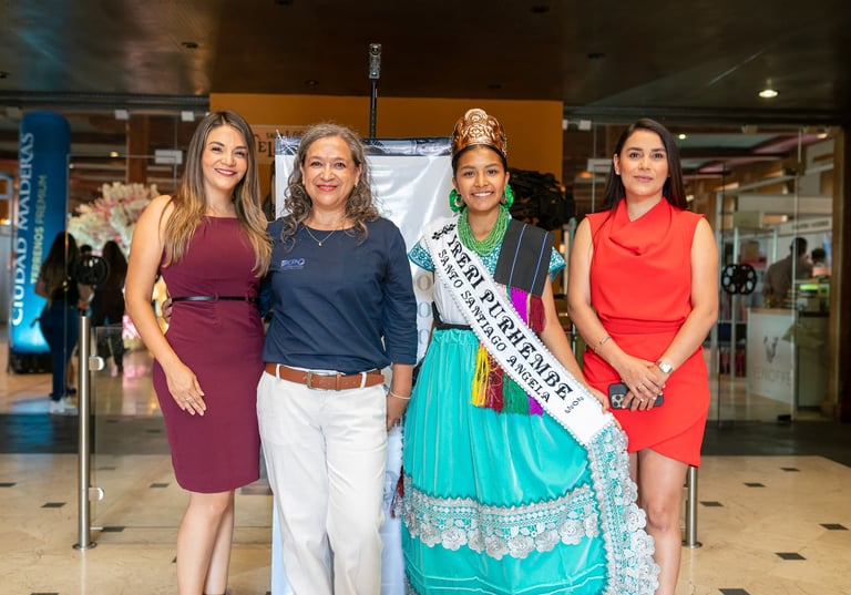 mujeres en expo celebración