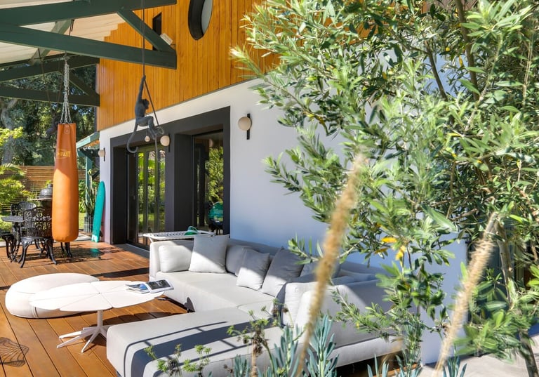 Terrasse en bois et salon extérieur de la Villa Les Pins à Tarnos