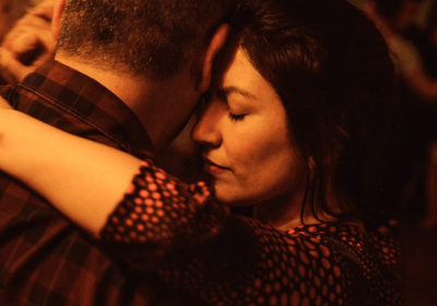 Plano cerrado de Noelia bailando Tango, mostrando la conexión y conciencia corporal de su método