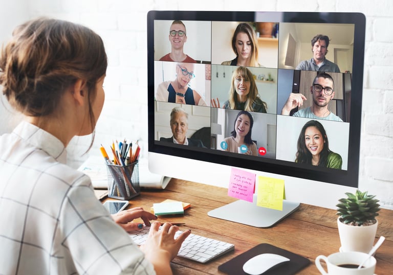 Empleada realizando videollamadas con la más alta calidad de audio y video para sus reuniones.