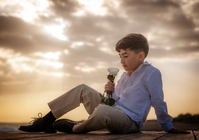 Foto de comunión, niño con rosa blanca y rosario