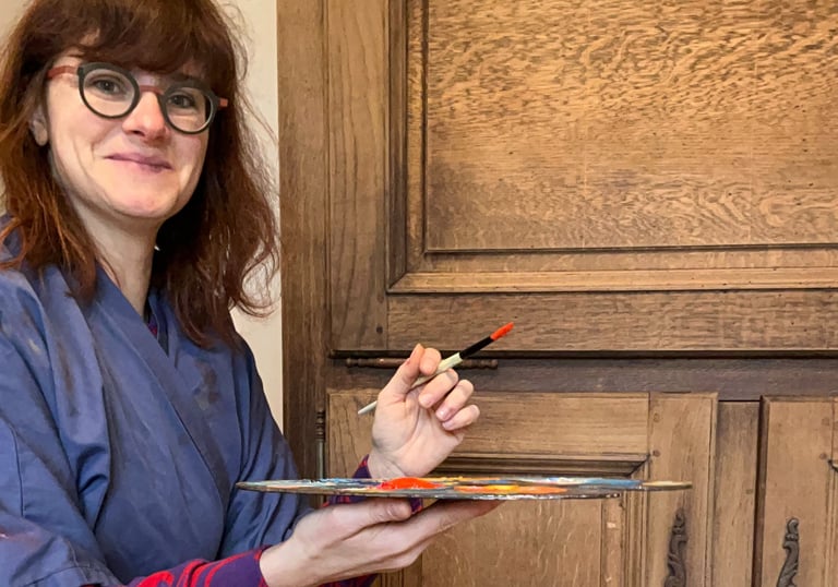 portrait Marie Hardy créatrice artiste cheffe d'entreprise de Fresh Fresque peinture meuble en bois