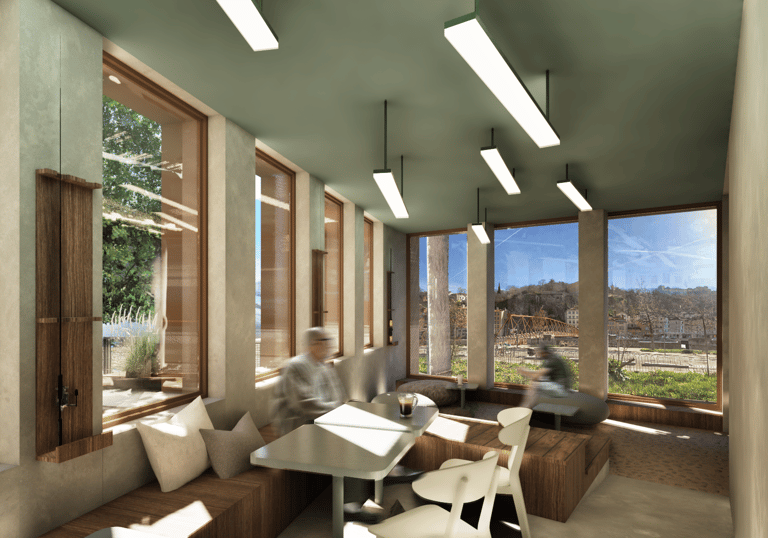 Espace café avec vue sur les quais de Saône. Espace avec des tables et un espace détentente
