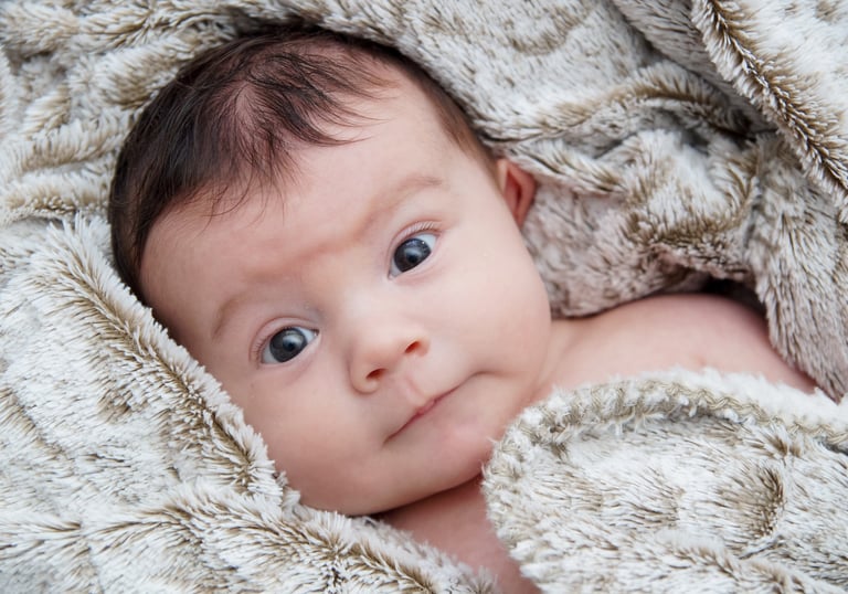 Portrait de bébé lors d'une séance photo naissance à Dijon, prise par le photographe jlacostephoto