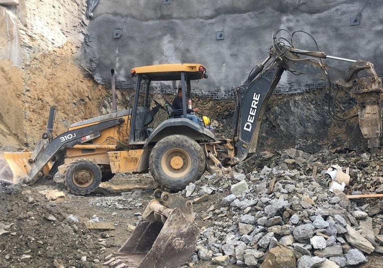 Retroexcavadora John Deere 310J con Martillo en San Pedro