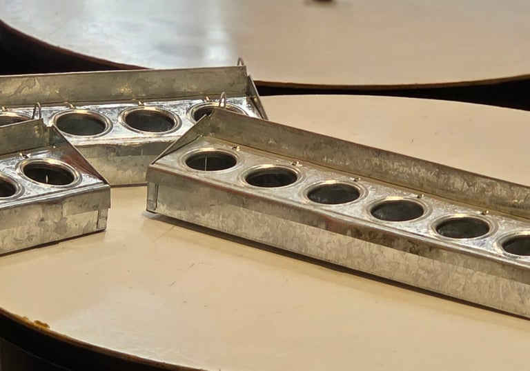 comedero chapa con ojales