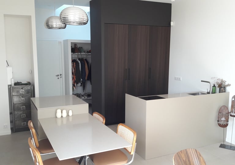 installation et pose d'une cuisine moderne marron à salon-de-provence