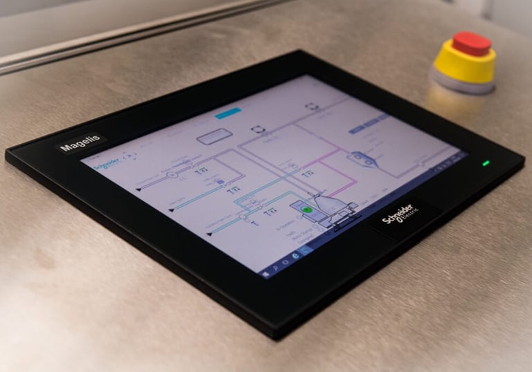 IHM Industrial montada em um Painel de Comando de Máquina